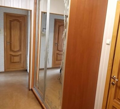 Шафа купе та тумба в передпокій Шкаф-купе с зеркальным фасадом украшенным пескоструем в интерьере прихожей