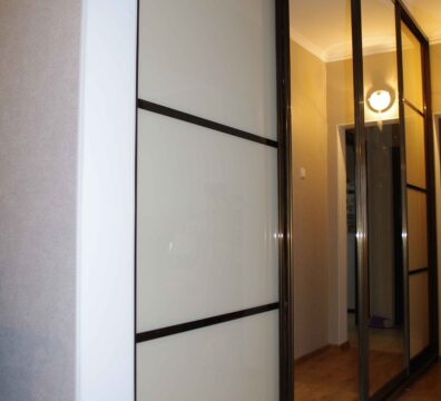 Шафа купе вбудована в передпокій фасад lacobel та дзеркало Встроенный шкаф-купе в интерьере прихожей. У шкафа четыре раздвижные двери, центральные с зеркальным заполнением, боковые из белого lacobel.