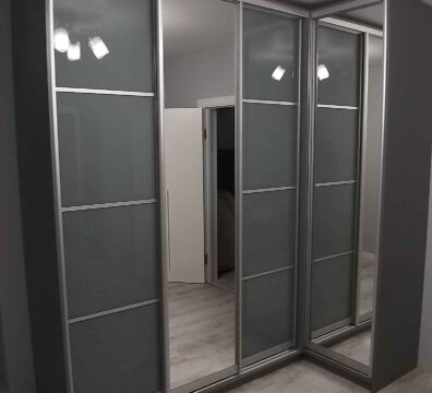 Кутова шафа купе Київ Угловой шкаф купе из ДСП Egger серый асфальт, фасад шкафа комбинированный Зеркало серебро/Oracal