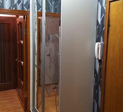Шафа купе з гачками у вузький передпокій Шкаф купе с крючками в узкой прихожей. Фасад зеркальный с пескоструем.