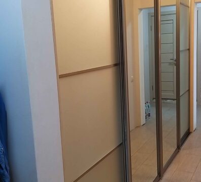 Шафа-купе у вузький коридор між передпокою та санвузлом Шкаф-купе в узкий коридор между прихожей и санузлом, фасад зеркало серебро и зеркало сатин