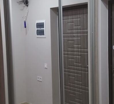 Дзеркальна шафа-купе в передпокій з натяжною стелею Зеркальный шкаф-купе в прихожую с натяжным потолком