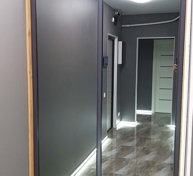 Шафа-купе у передпокій з фасадом дзеркало графіт Встроенный шкаф-купе в прихожую с фасадом зеркало графит