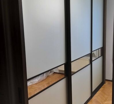 Шафа-купе в спальню фасад дзеркало сатин Шкаф-купе в спальню, фасад зеркало сатин с вставкой зеркало серебро, корпус из ДСП Венге.