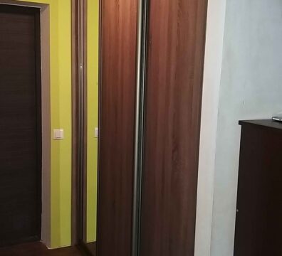 Шафи купе до передпокою Встроенный шкаф-купе в прихожую трехдверный. Корпус шкафа из ДСП Дуб Винтаж, фасад из ДСП и зеркала
