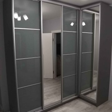 Угловой шкаф купе из ДСП Egger серый асфальт, фасад шкафа комбинированный Зеркало серебро/Oracal