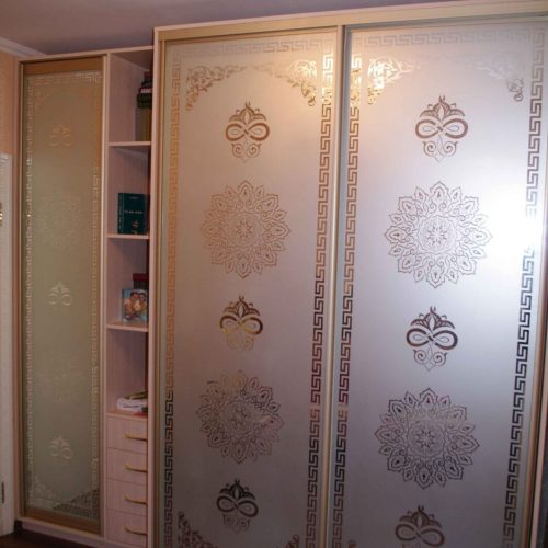 шкаф купе для спальни Светлый шкаф купе в интерьере спальни. Зеркальный фасад шкафа с пескоструем.
