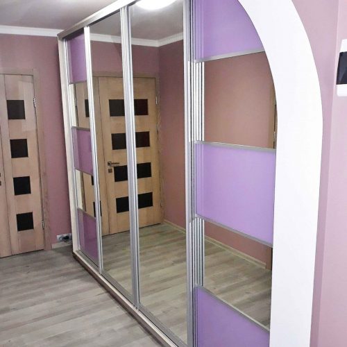 шкаф купе в прихожую под заказ Шкаф купе в интерьере прихожей. Фасад шкафа комбинированный с заполнением из зеркала и стекла тонированного оракалом фиолетового цвета.