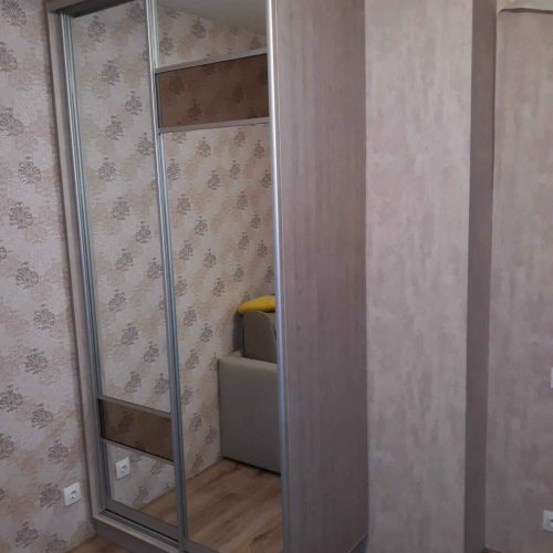 шкаф купе в спальню с комбинацией зеркал Шкаф купе в интерьере спальни. Фасад шкафа комбинированный из зеркала серебра и зеркала бронзы.