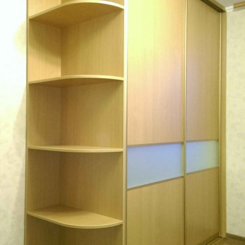 Шкаф купе в спальню с комбинированным фасадом из ДСП Шкаф-купе в интерьере спальни. Фасад шкафа комбинированный, ДСП и зеркало сатин.