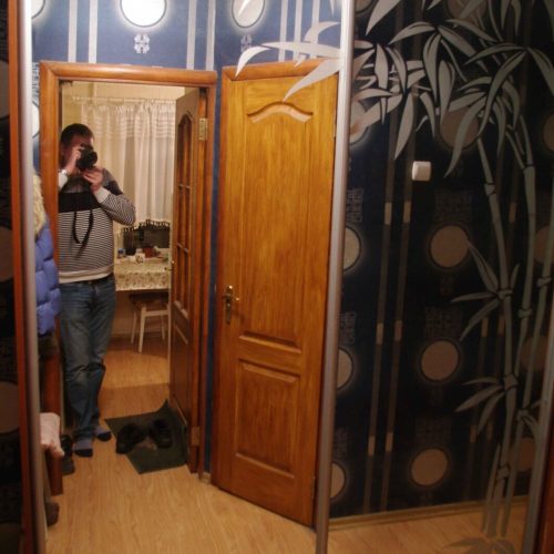 Встроенный шкаф-купе в интерьере прихожей с зеркальным фасадом, украшенным художественным матированием