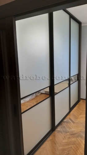 Шкаф-купе в спальню, фасад зеркало сатин с вставкой зеркало серебро